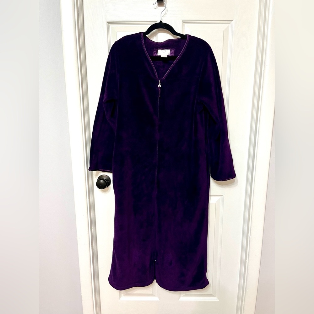OSCAR DE‎ LA RENTA purple plush robe , covers up size small medium
